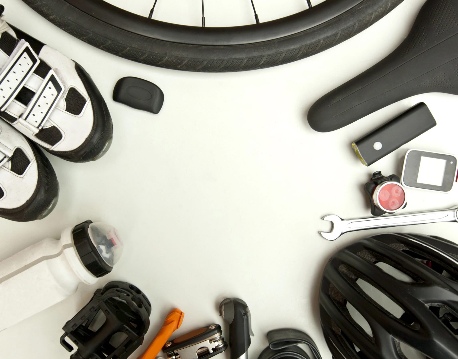 Za kolesarjenje je zelo pomembno, da je kolesarska oprema  popolna, saj odigra ključno vlogo pri udobju in varnosti na kolesu